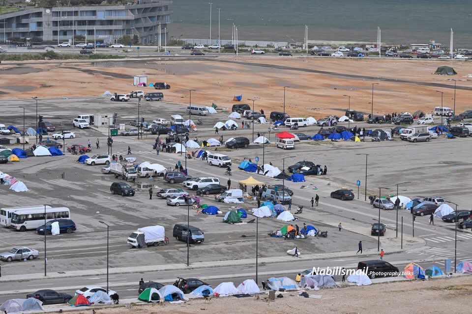 النازحون يرفضون إخلاء الواجهة البحرية